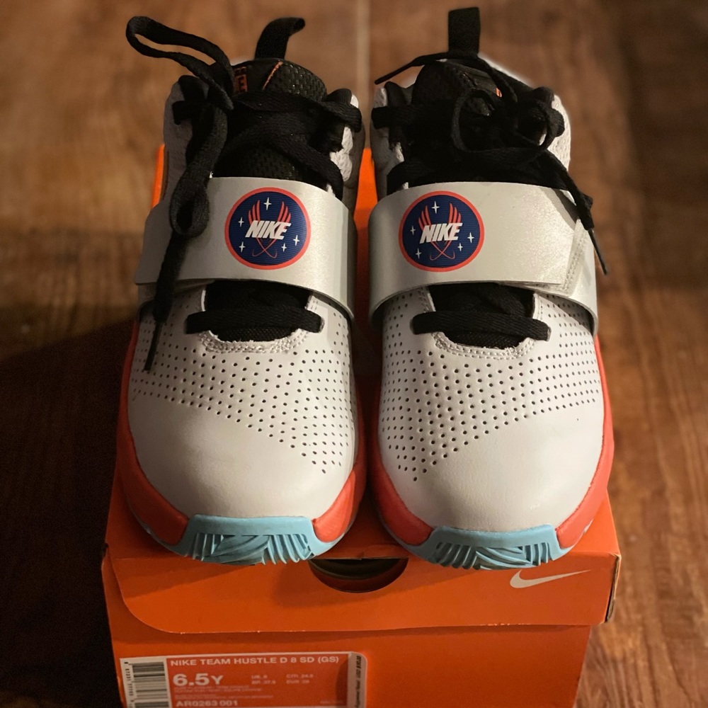 Nike Team Hustle D8 SD •SZ  6.5 Y (8 women)